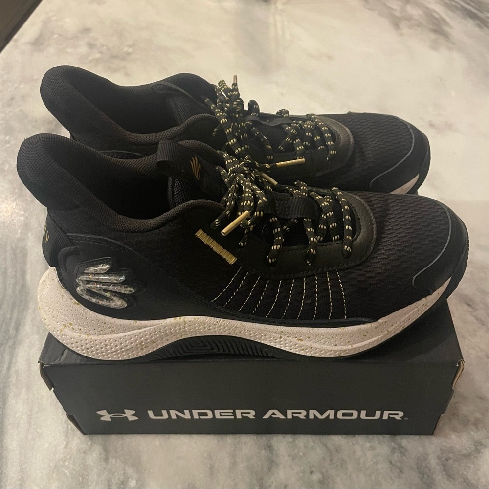 *** LIKE NEW *** Under Armour Basketball Shoes - Curry - Size 8.